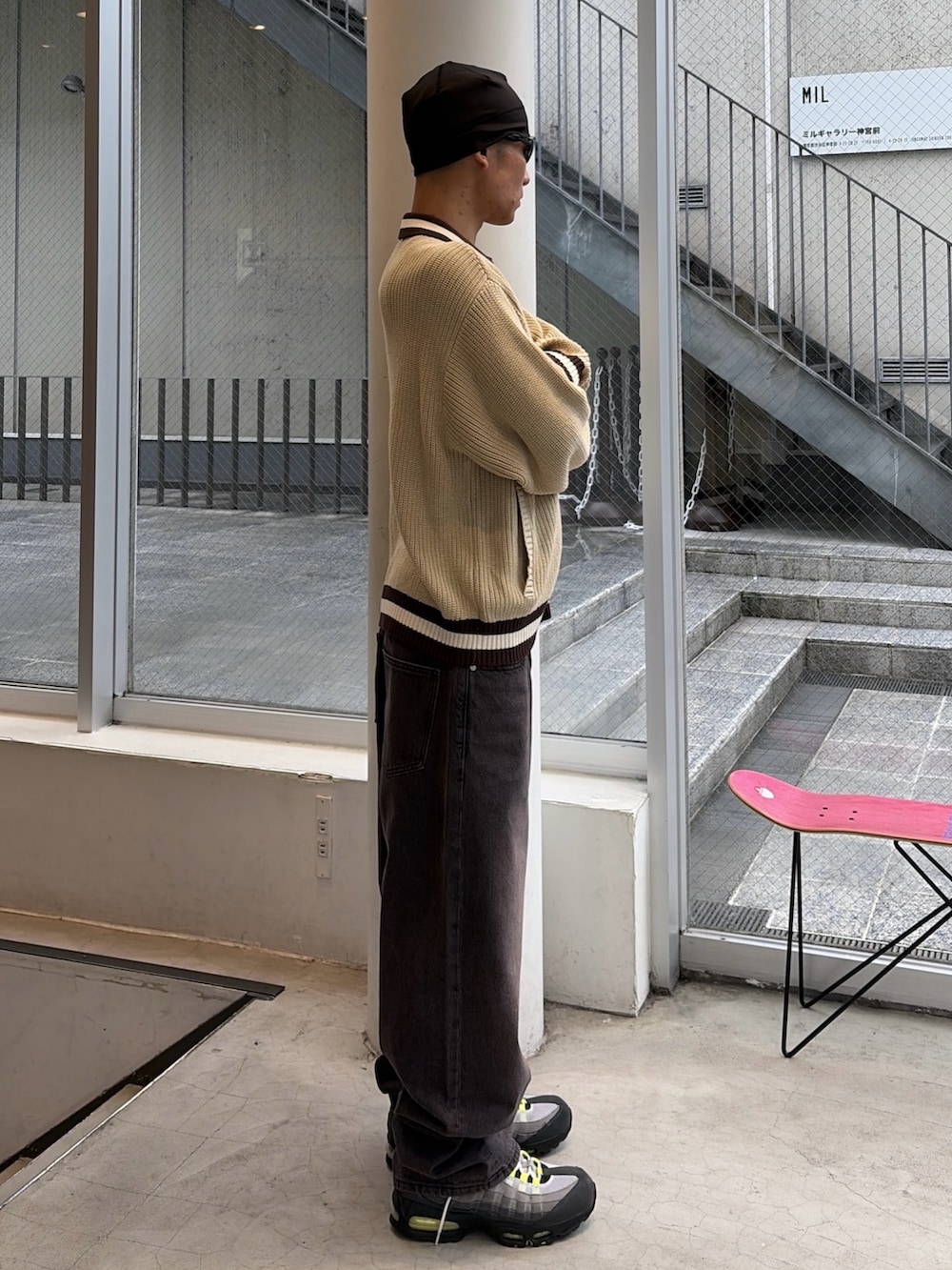 ベージュ系のニット/セーター、ブラウン系のデニムパンツ、その他のニットキャップ/ビーニーを着用したメンズの秋コーディネートの3枚目の写真