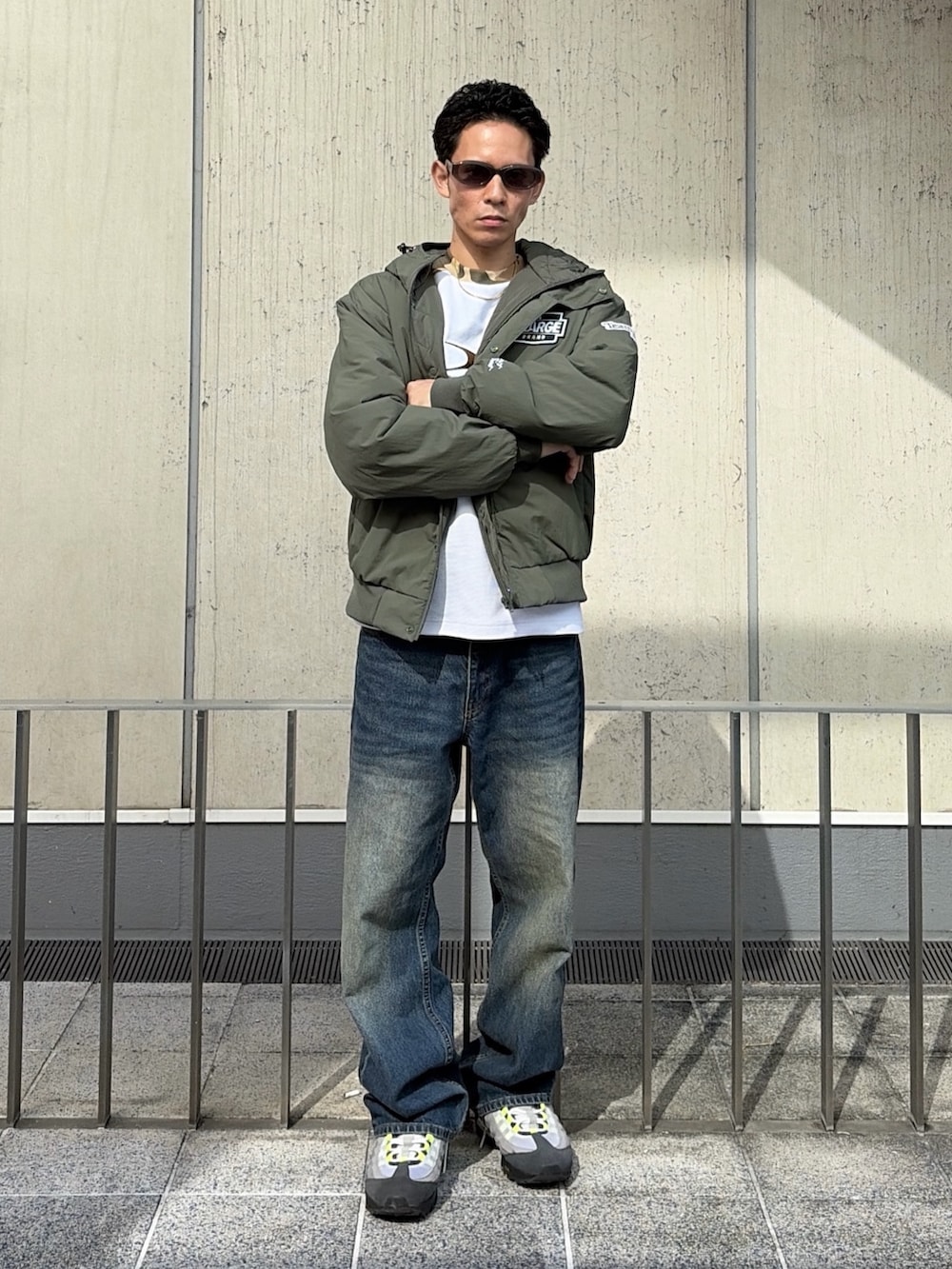 ホワイト系のTシャツ/カットソー、その他のブルゾン、ブルー系のデニムパンツを着用したメンズの秋コーディネートの2枚目の写真