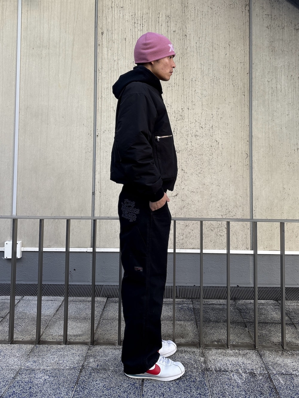 ブラック系のブルゾン、その他のその他パンツ、ピンク系のニットキャップ/ビーニーを着用したメンズの冬コーディネートの3枚目の写真