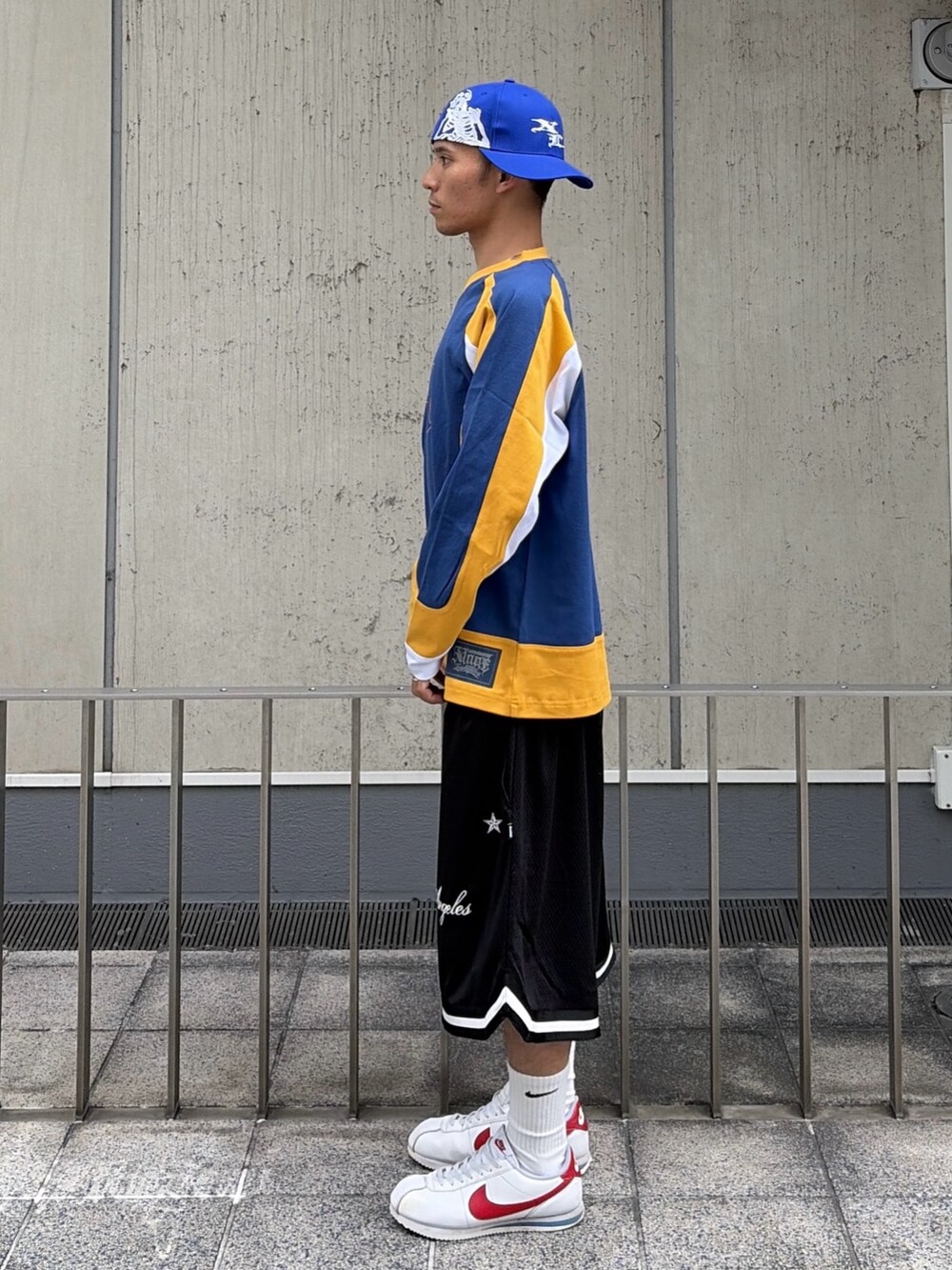 ブラック系のその他パンツ、ブルー系のTシャツ/カットソー、ブルー系のキャップを着用したメンズの夏コーディネートの3枚目の写真