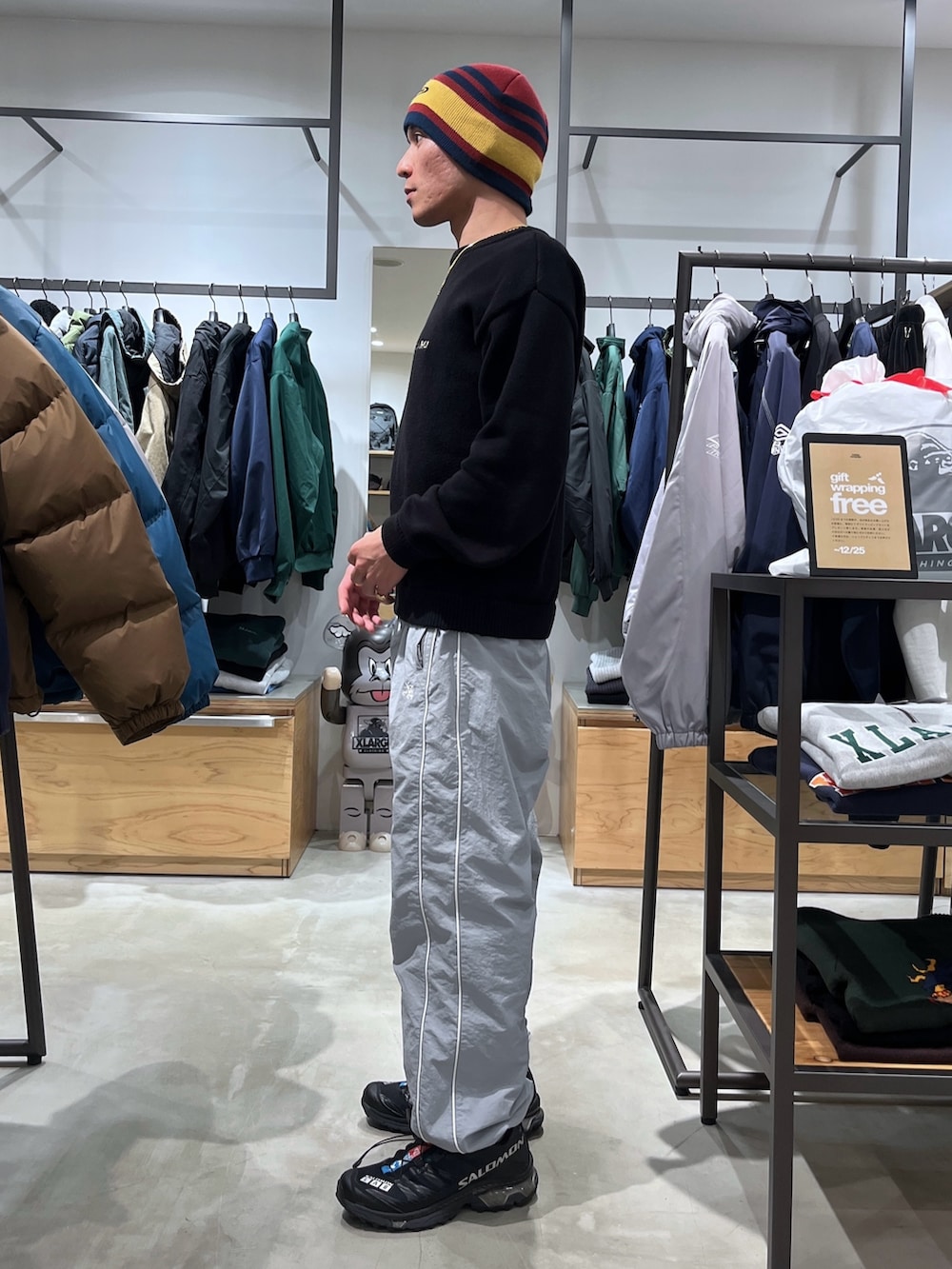 ブラック系のニット/セーター、グレー系のその他パンツ、ブラック系のニットキャップ/ビーニーを着用したメンズの冬コーディネートの3枚目の写真