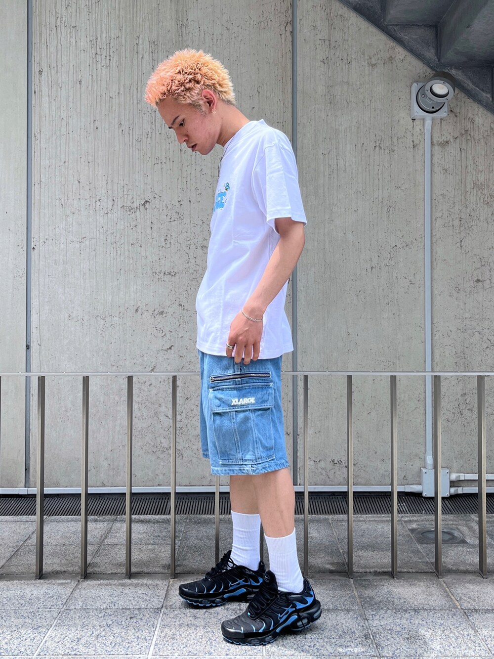 ホワイト系のTシャツ/カットソー、ブルー系のデニムパンツを着用したメンズの夏コーディネートの3枚目の写真