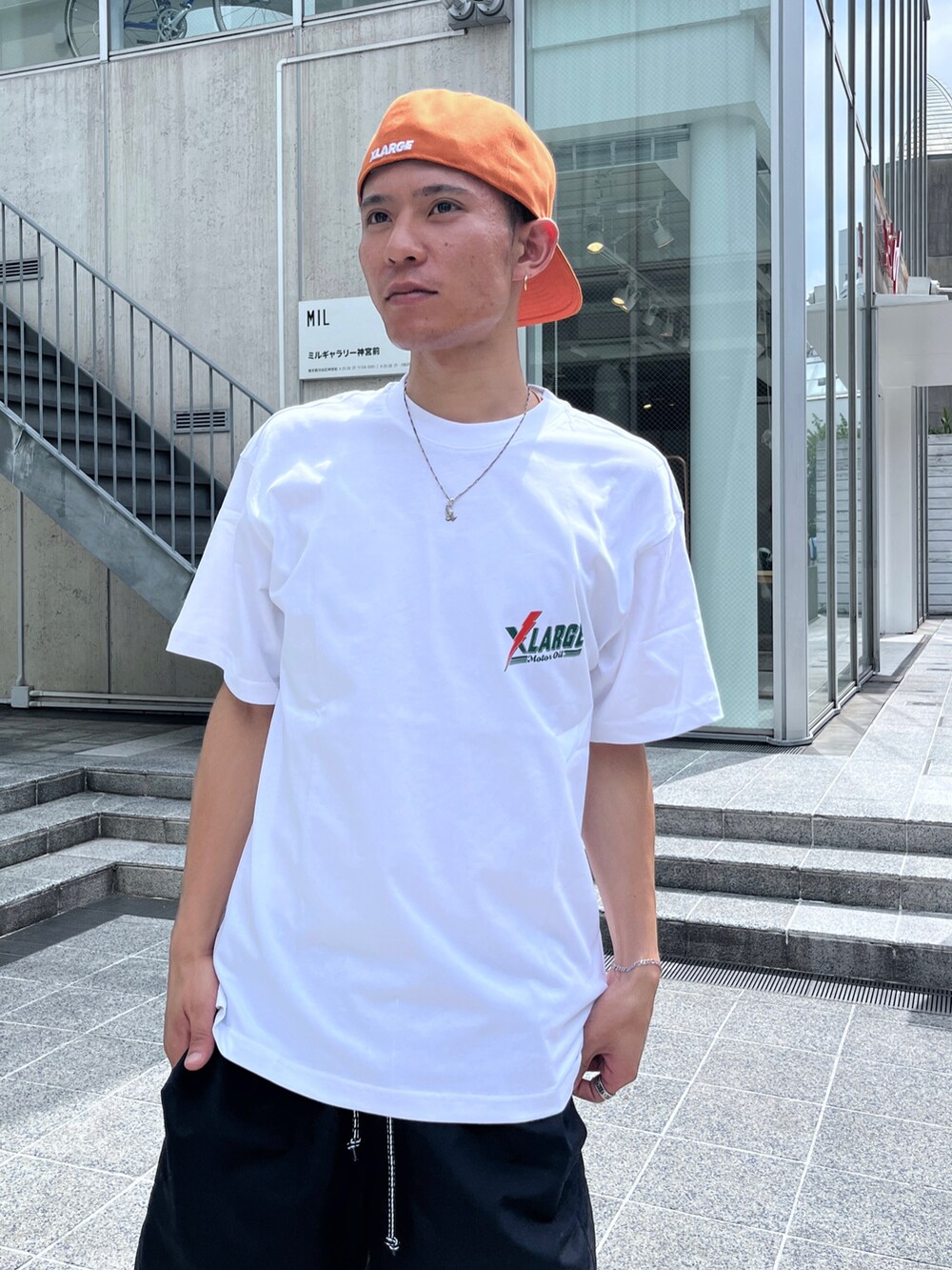 ホワイト系のTシャツ/カットソー、ブラウン系のその他パンツを着用したメンズの夏コーディネートの2枚目の写真