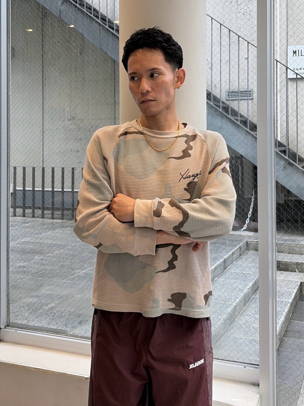 その他のTシャツ/カットソー、レッド系のその他パンツを着用したメンズの秋コーディネートの6枚目の写真