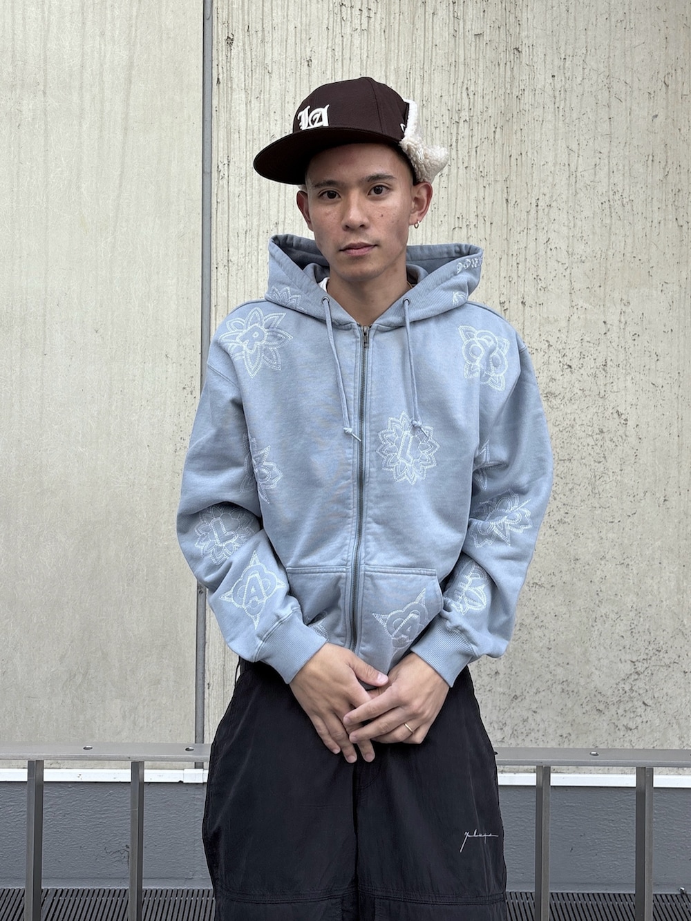 ブルー系のパーカー、ブラック系のカーゴパンツを着用したメンズの秋コーディネートの6枚目の写真