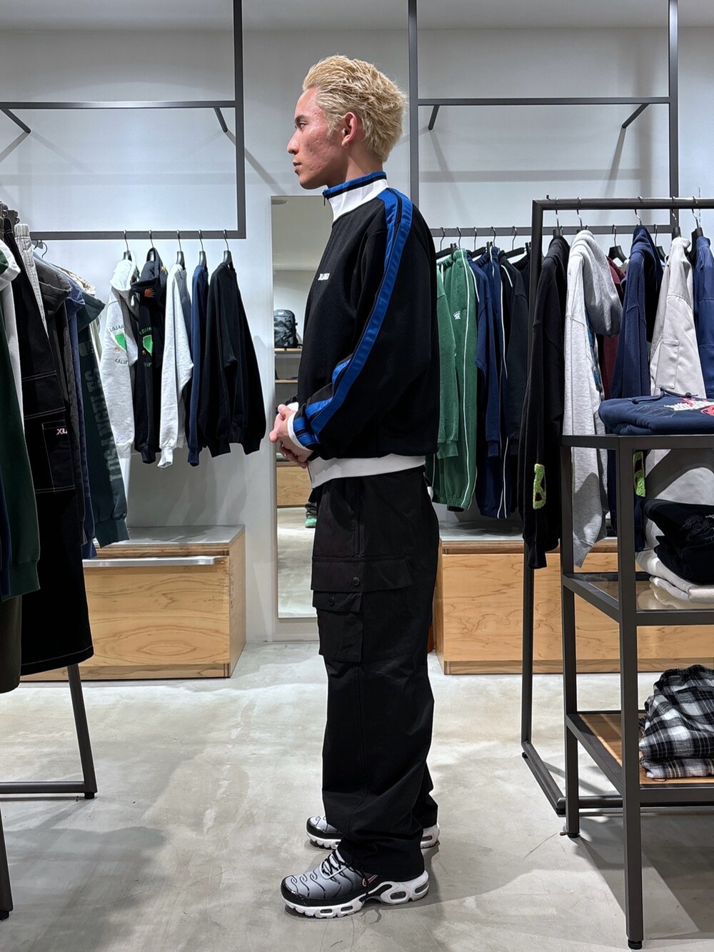 ブラック系のブルゾン、ブラック系のカーゴパンツ、ブラック系のTシャツ/カットソーを着用したメンズの冬コーディネートの3枚目の写真