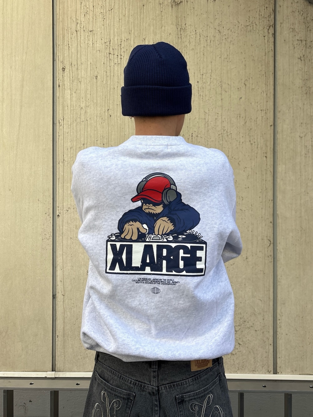 グレー系のスウェット、ブルー系のデニムパンツ、ブルー系のニットキャップ/ビーニーを着用したメンズの冬コーディネートの5枚目の写真