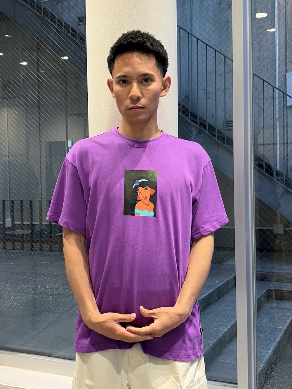 ホワイト系のTシャツ/カットソー、ホワイト系のカーゴパンツを着用したメンズの夏コーディネートの6枚目の写真