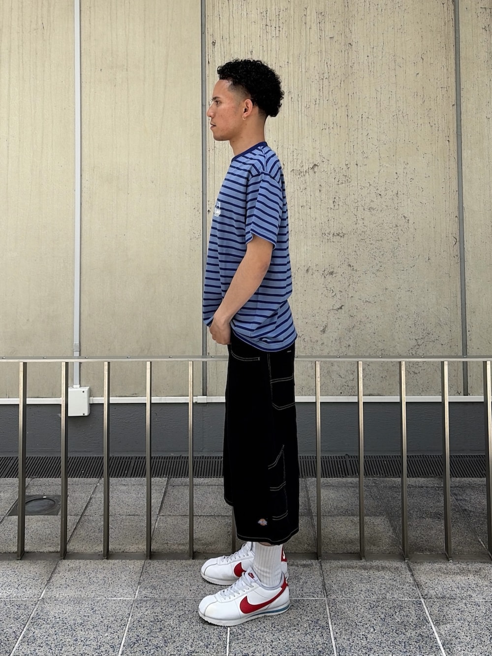 グリーン系のデニムパンツ、ブルー系のTシャツ/カットソーを着用したメンズの春コーディネートの2枚目の写真