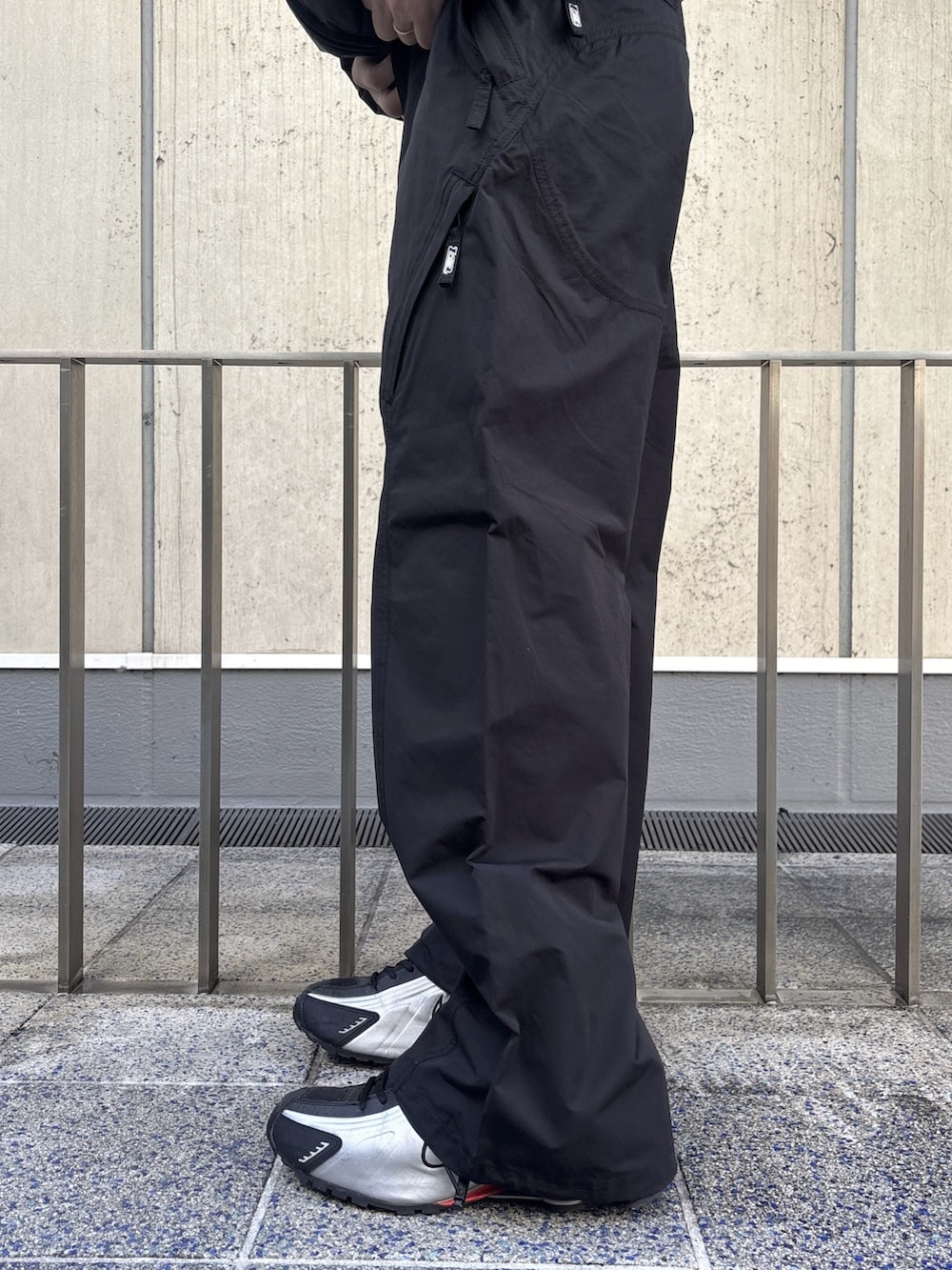 グリーン系のダウンジャケット/コート、ブラック系のその他パンツを着用したメンズの冬コーディネートの8枚目の写真