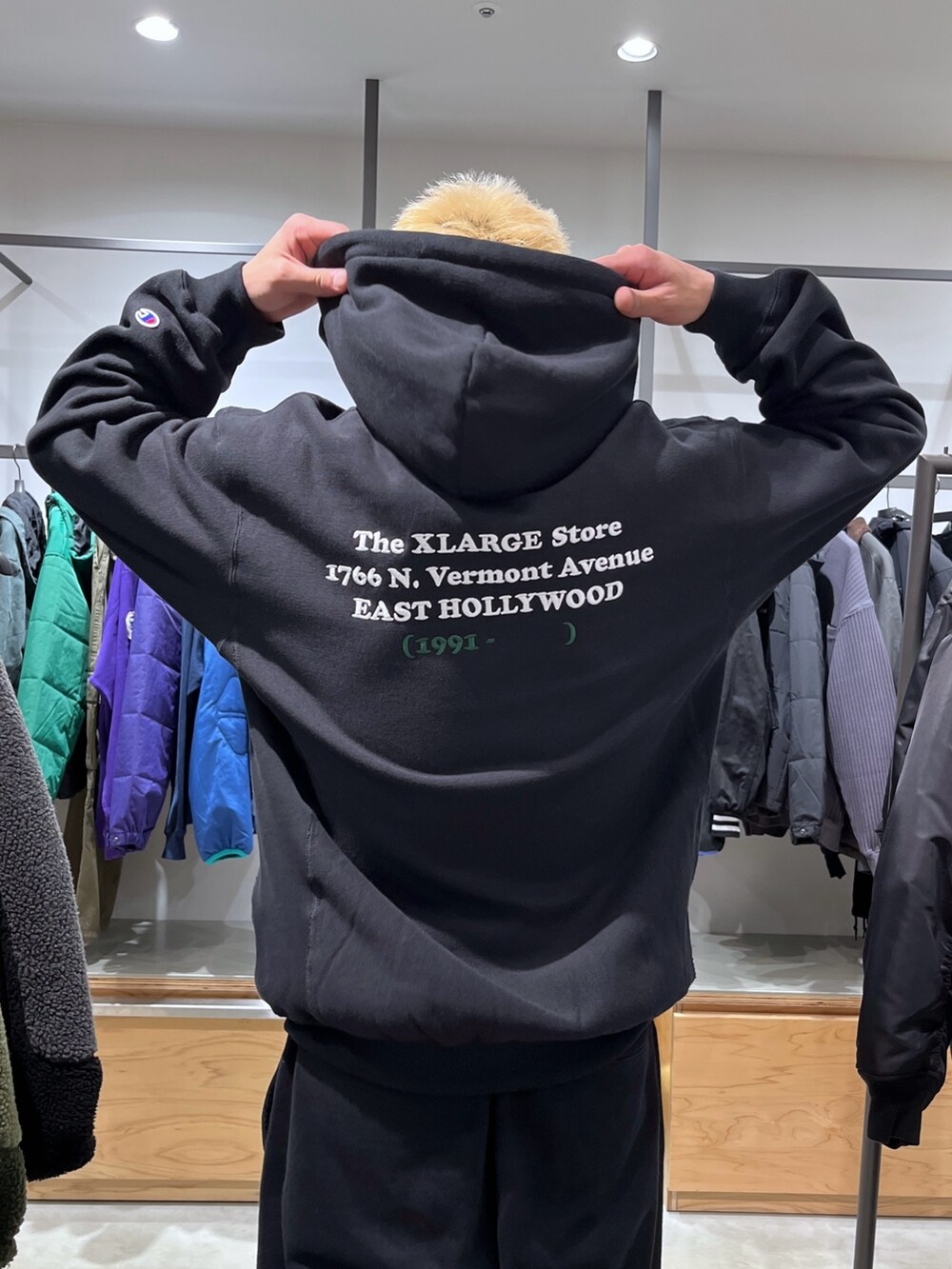 グレー系のパーカー、グレー系のスウェットパンツを着用したメンズの秋コーディネートの6枚目の写真