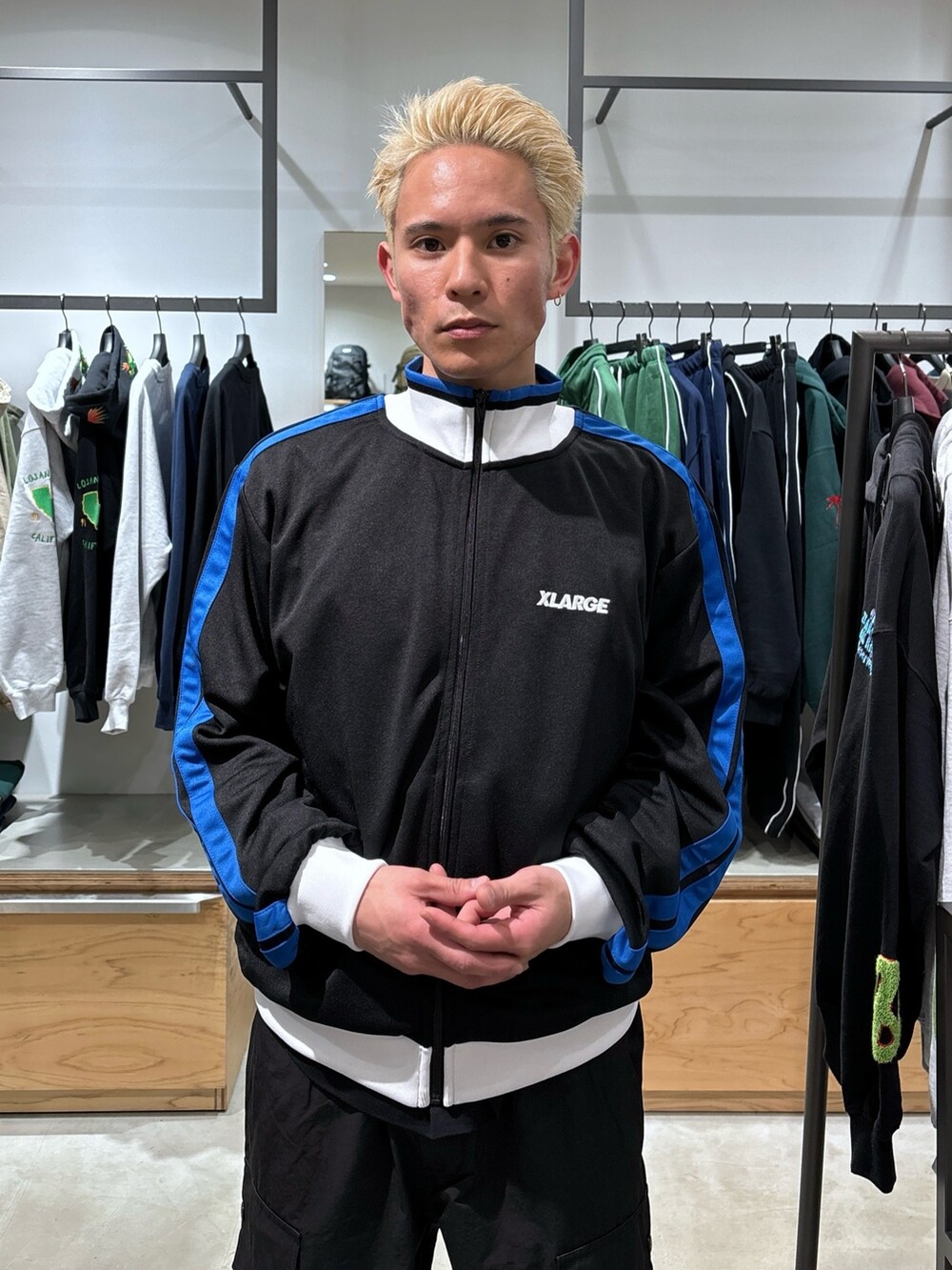 ブラック系のブルゾン、ブラック系のカーゴパンツ、ブラック系のTシャツ/カットソーを着用したメンズの冬コーディネートの6枚目の写真
