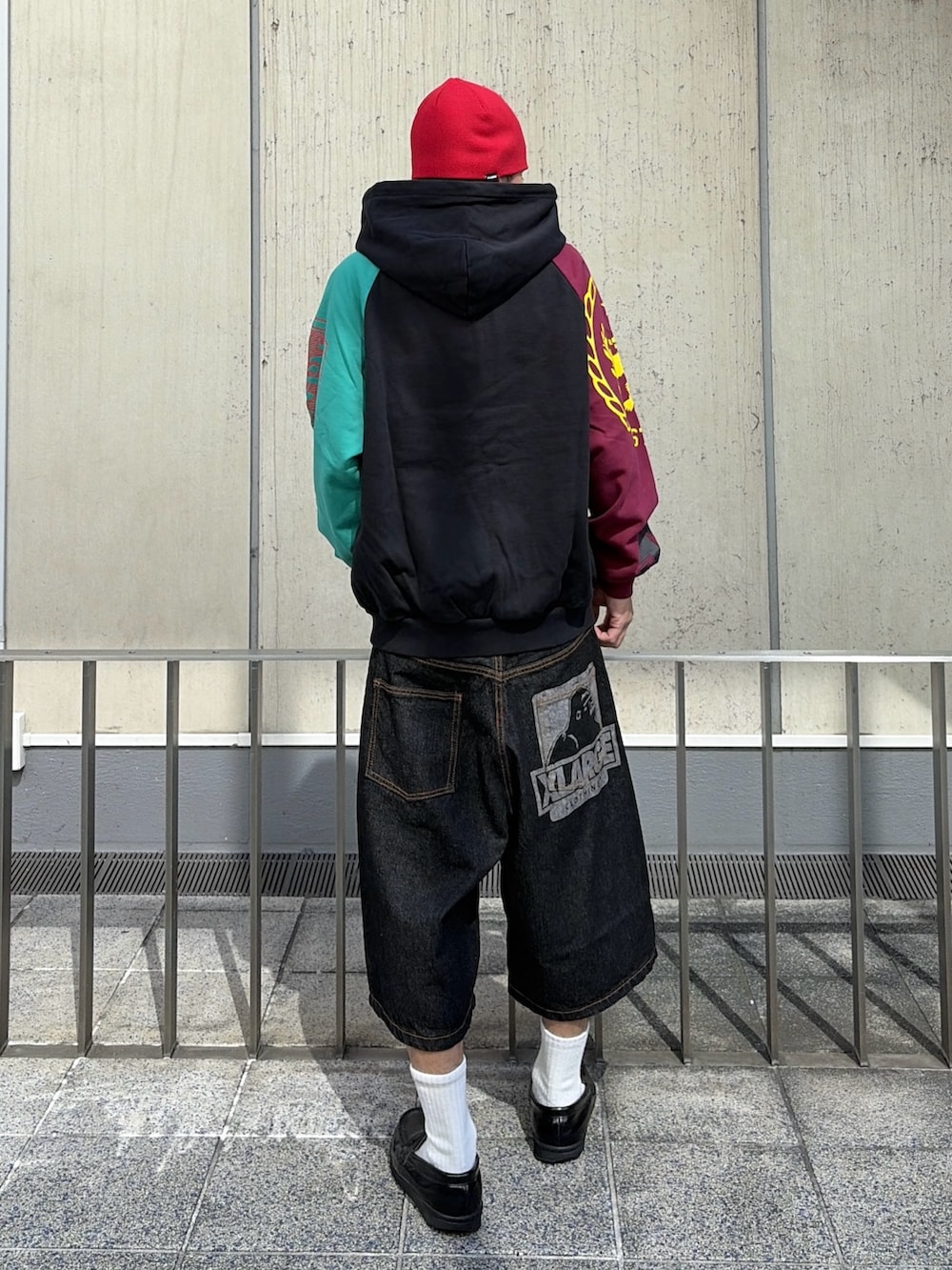 ブルー系のデニムパンツ、その他のパーカー、レッド系のニットキャップ/ビーニーを着用したメンズの夏コーディネートの5枚目の写真
