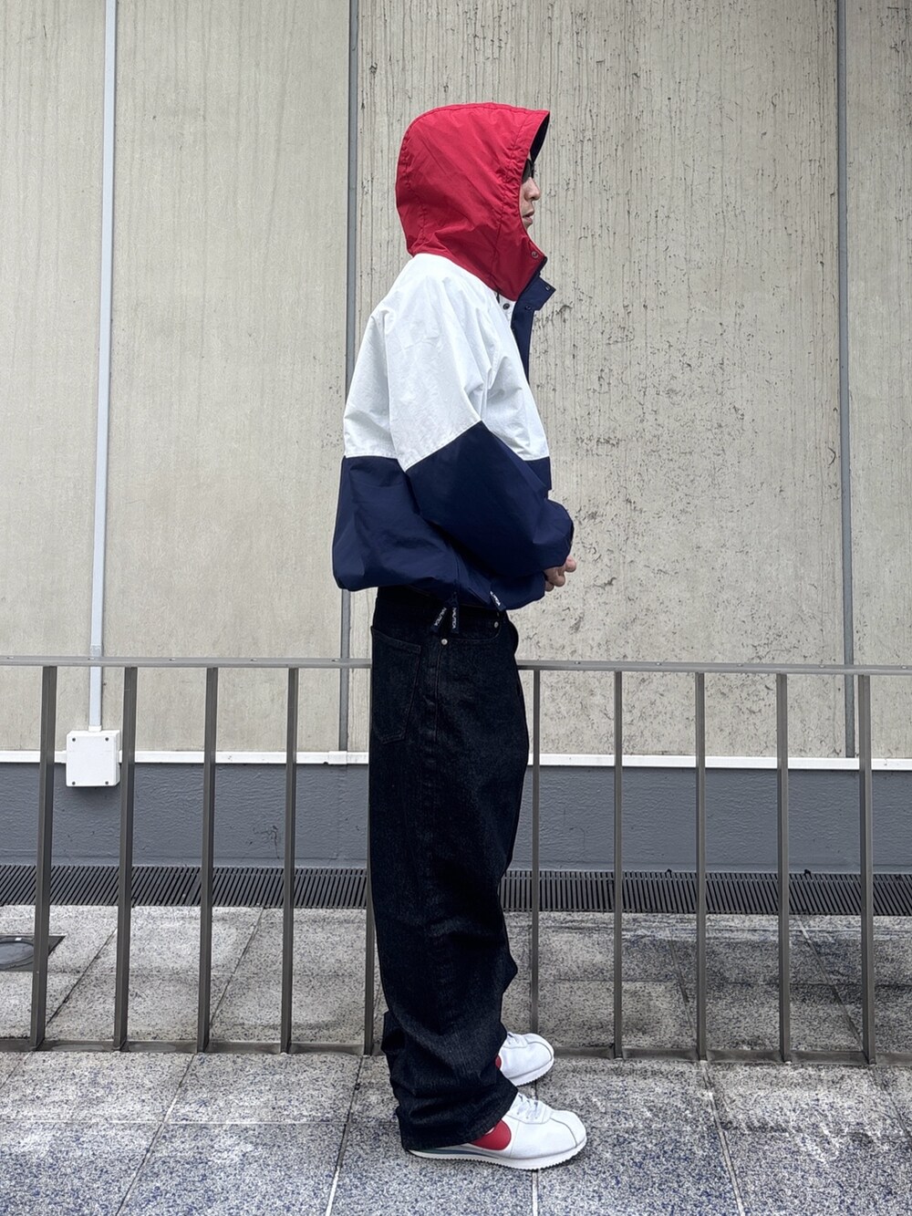 ブラック系のデニムパンツを着用したメンズの冬コーディネートの4枚目の写真