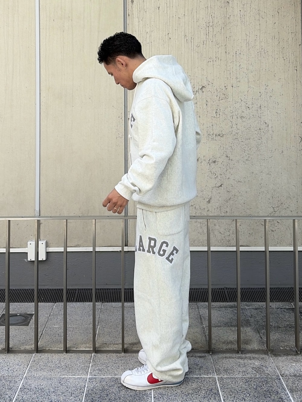 グレー系のパーカー、グレー系のスウェットパンツを着用したメンズの秋コーディネートの2枚目の写真