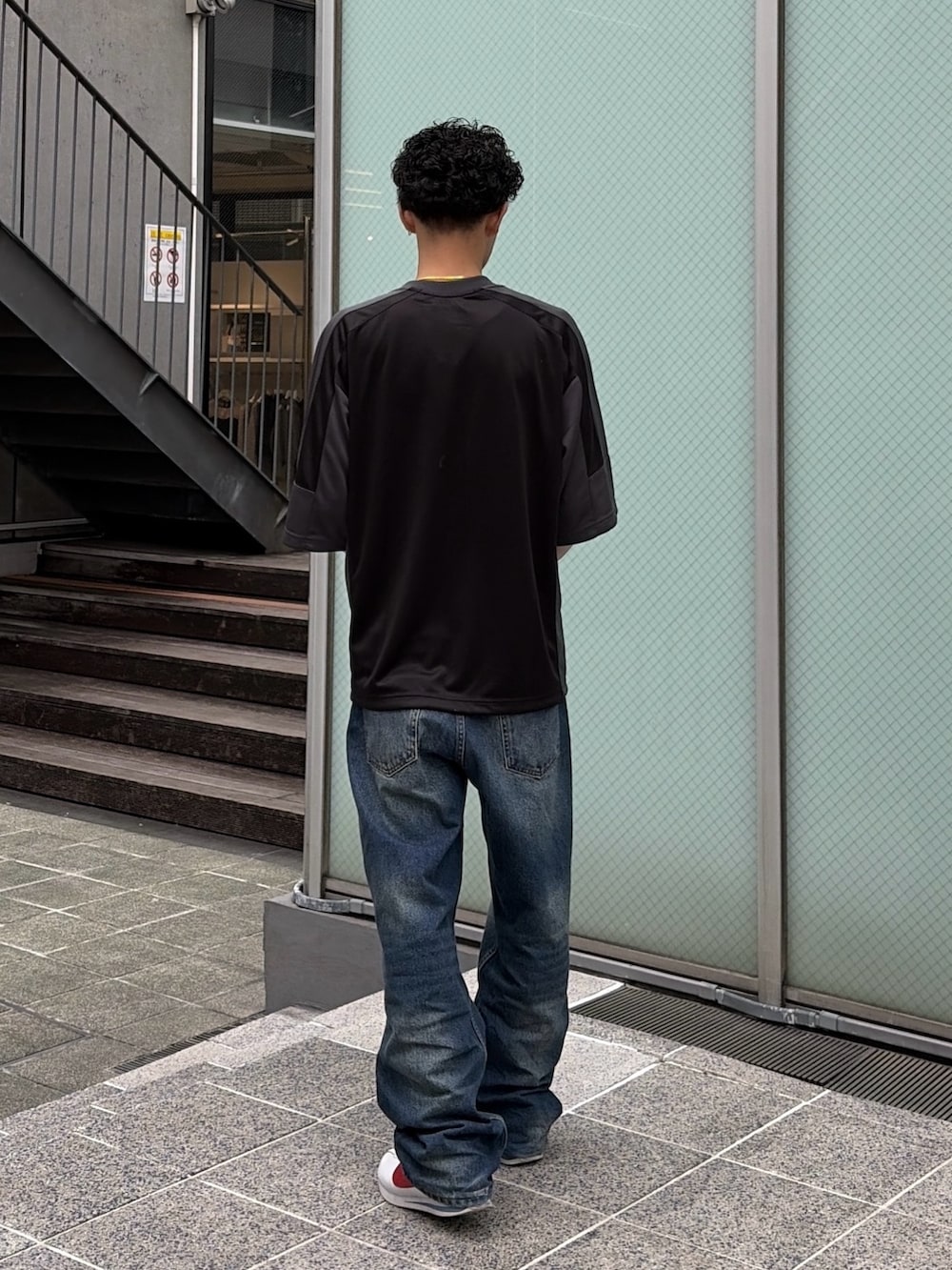 ブルー系のデニムパンツ、ブラック系のシャツ/ブラウスを着用したメンズの春コーディネートの4枚目の写真