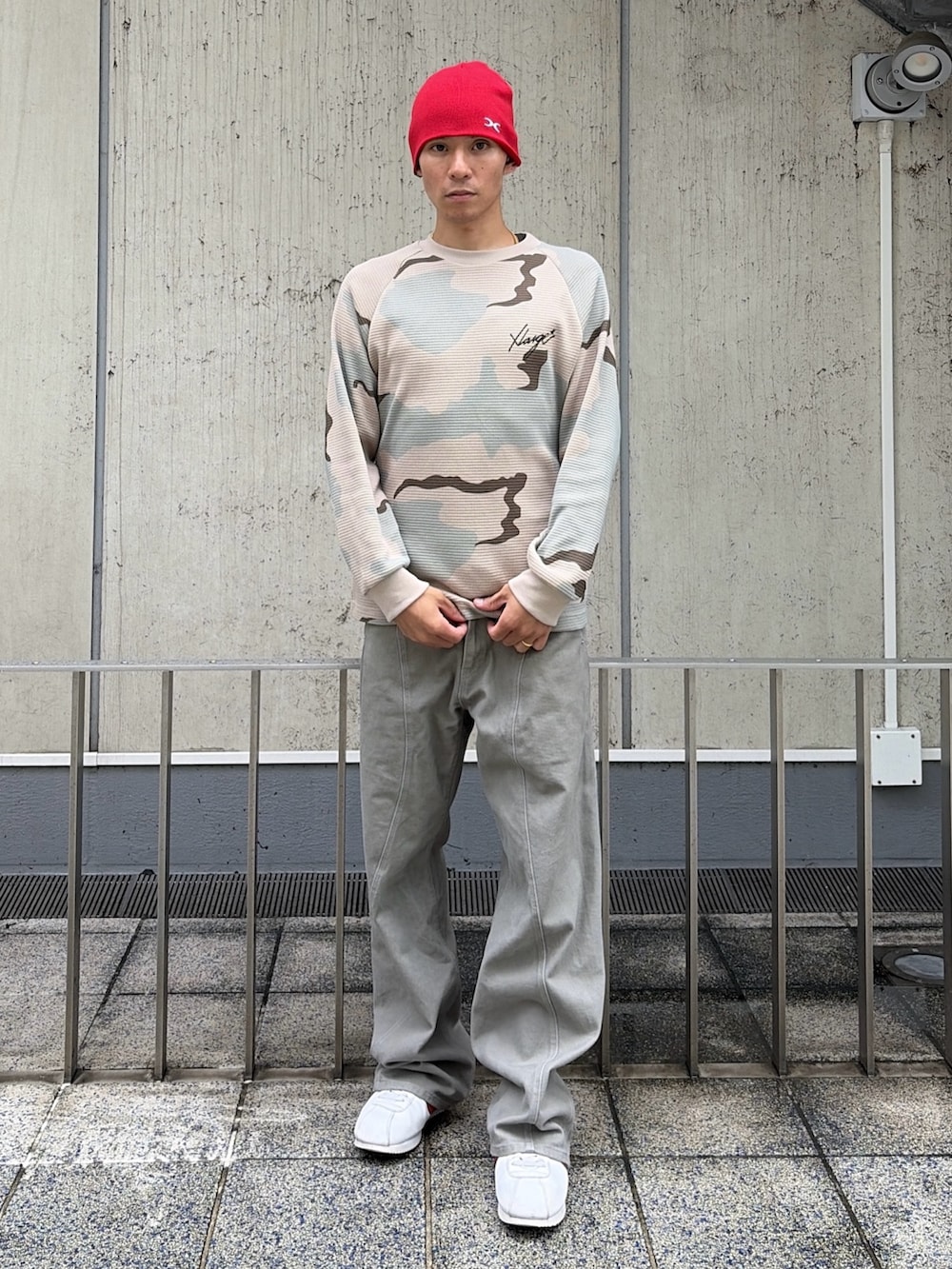 その他のTシャツ/カットソー、グレー系のその他パンツ、レッド系のニットキャップ/ビーニーを着用したメンズの夏コーディネートの2枚目の写真