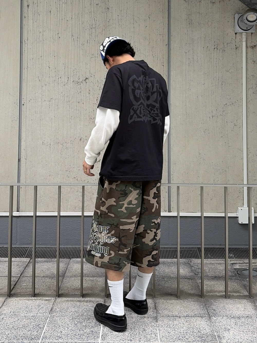 その他のその他パンツ、ホワイト系のTシャツ/カットソー、ブルー系のTシャツ/カットソーを着用したメンズの春コーディネートの4枚目の写真