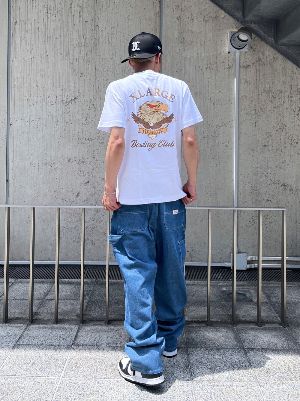 ホワイト系のTシャツ/カットソー、グリーン系のその他パンツ、ブラック系のキャップを着用したメンズの夏コーディネートの3枚目の写真