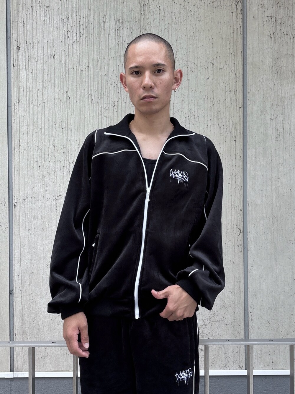 ブラック系のブルゾン、ブラック系のその他パンツを着用したメンズの秋コーディネートの6枚目の写真