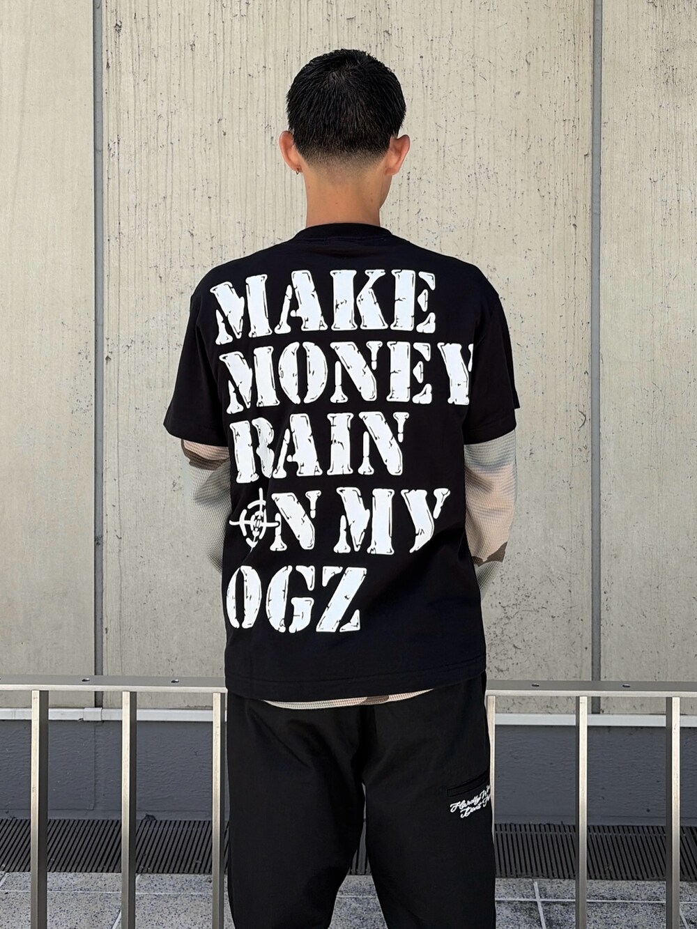 ブラック系のTシャツ/カットソー、その他のTシャツ/カットソー、ブラック系のその他パンツを着用したメンズの夏コーディネートの8枚目の写真