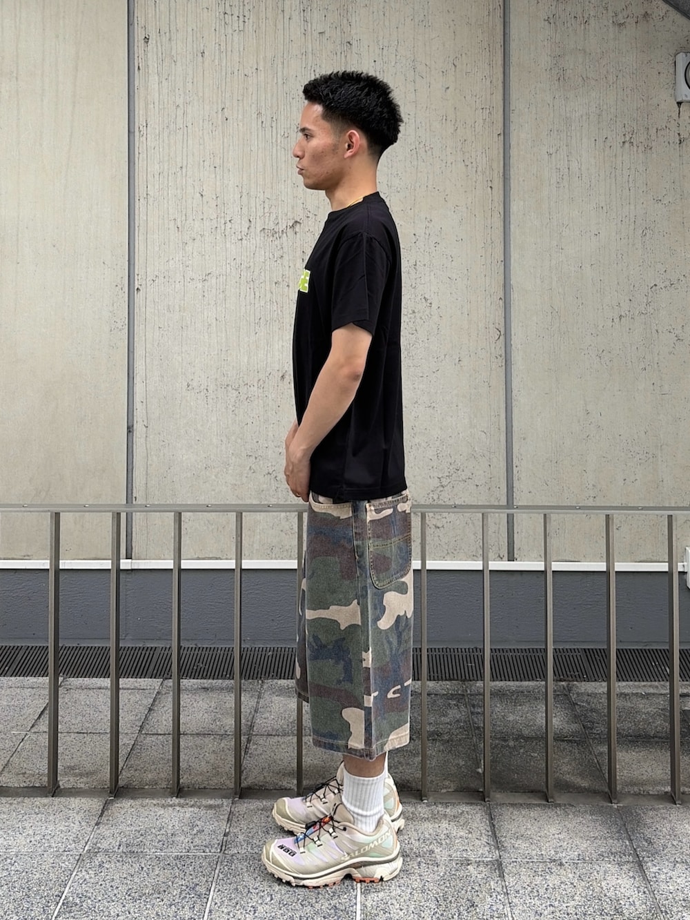 その他のその他パンツ、ブラック系のTシャツ/カットソーを着用したメンズの夏コーディネートの2枚目の写真