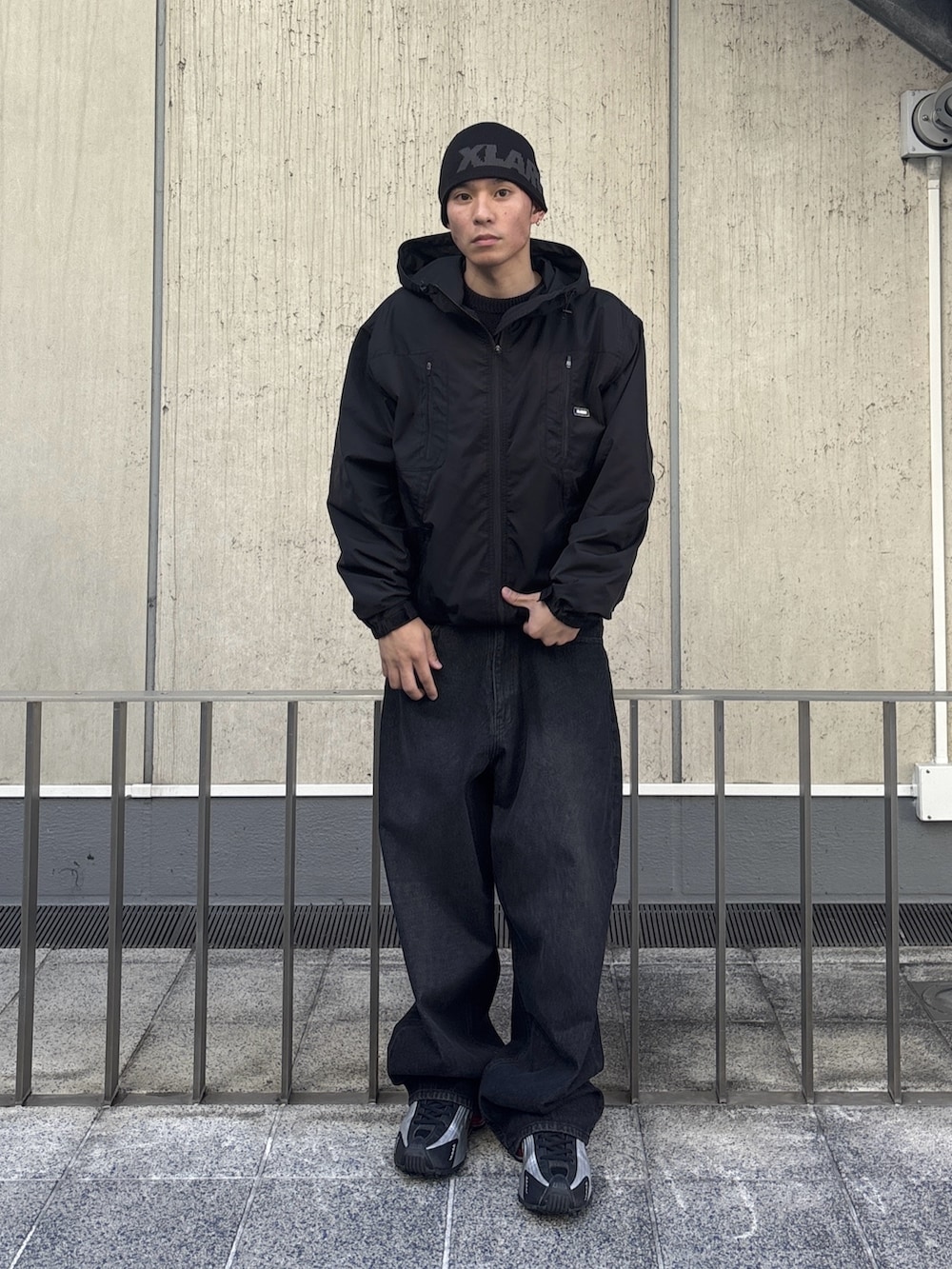 ブラック系のその他アウター、ブラック系のデニムパンツ、ブラック系のニット/セーターを着用したメンズの冬コーディネートの2枚目の写真