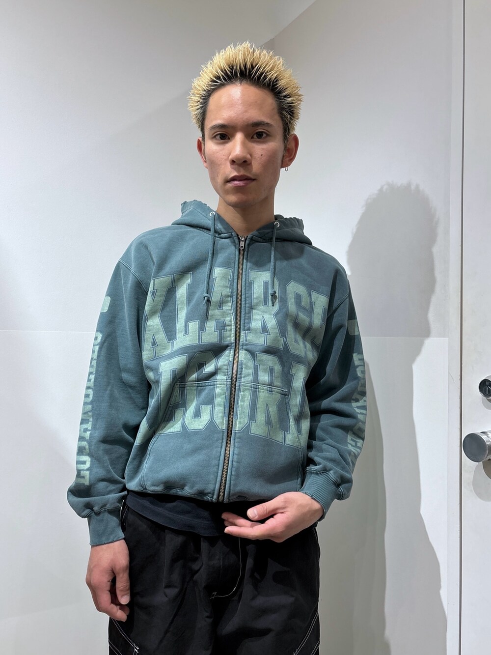 ブラック系のカーゴパンツ、グリーン系のパーカーを着用したメンズの冬コーディネートの5枚目の写真