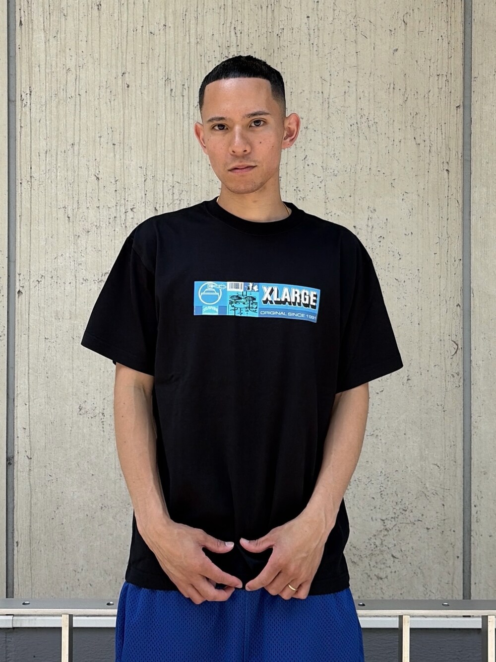 ブラック系のTシャツ/カットソー、ブラック系のその他パンツを着用したメンズの夏コーディネートの5枚目の写真