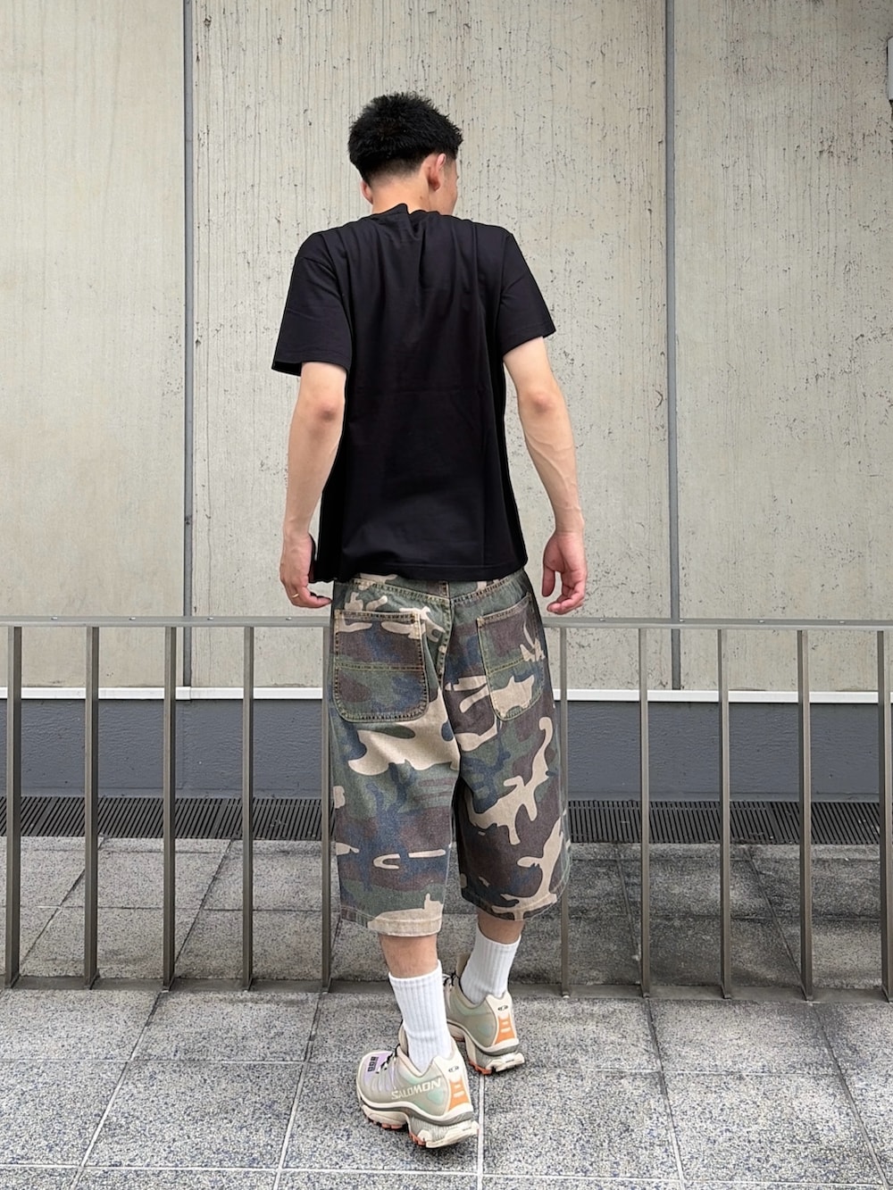 その他のその他パンツ、ブラック系のTシャツ/カットソーを着用したメンズの夏コーディネートの4枚目の写真