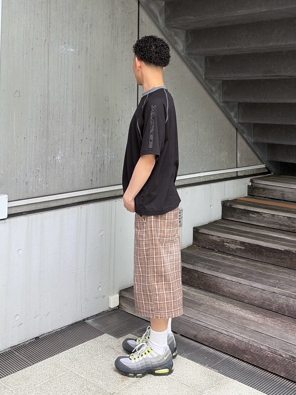 ブラック系のTシャツ/カットソー、その他のその他パンツを着用したメンズの春コーディネートの2枚目の写真