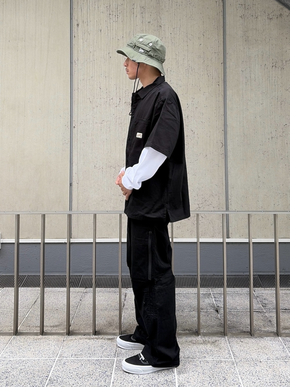 ブラック系のシャツ/ブラウス、ホワイト系のTシャツ/カットソー、ブラック系のその他パンツを着用したメンズの春コーディネートの2枚目の写真