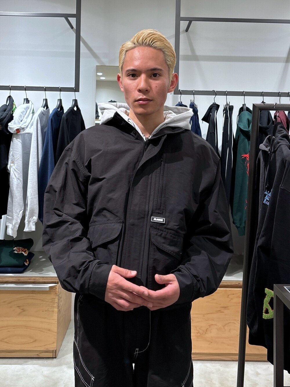 ブラック系のカーゴパンツ、ブラック系のブルゾン、グレー系のパーカーを着用したメンズの冬コーディネートの7枚目の写真