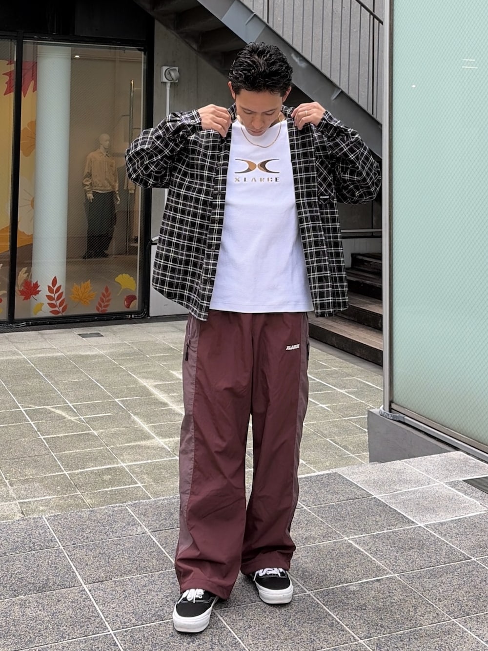 ホワイト系のTシャツ/カットソー、ブラック系のシャツ/ブラウス、レッド系のその他パンツを着用したメンズの秋コーディネートの2枚目の写真