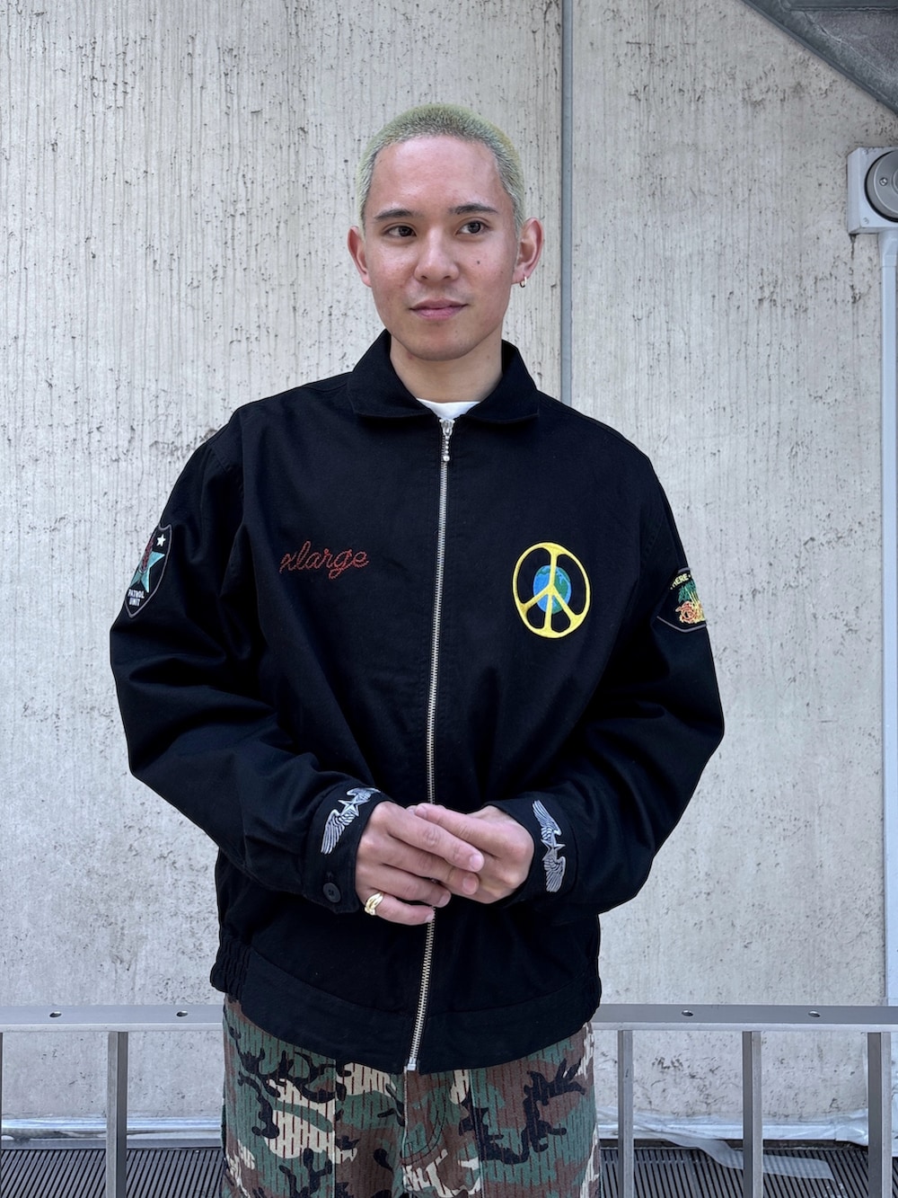 ブラック系のブルゾン、その他のカーゴパンツを着用したメンズの春コーディネートの5枚目の写真