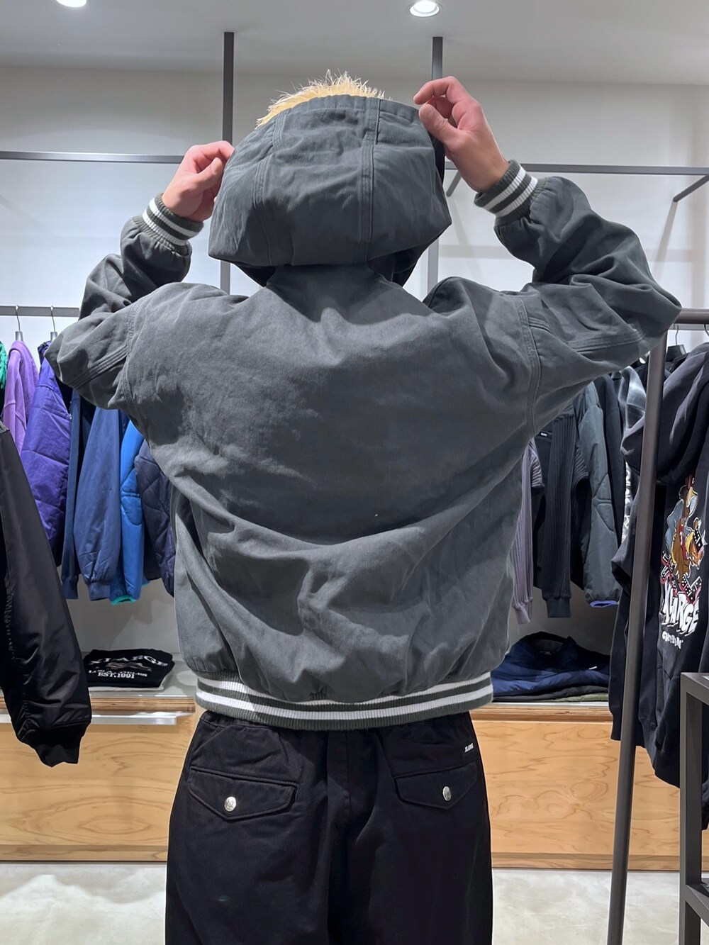 グリーン系のブルゾン、ブラック系のその他パンツを着用したメンズの秋コーディネートの5枚目の写真