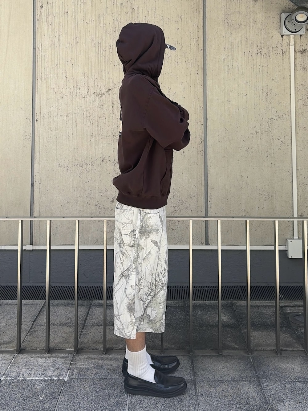 グレー系のパーカー、その他のその他パンツ、ブラック系のキャップを着用したメンズの夏コーディネートの3枚目の写真