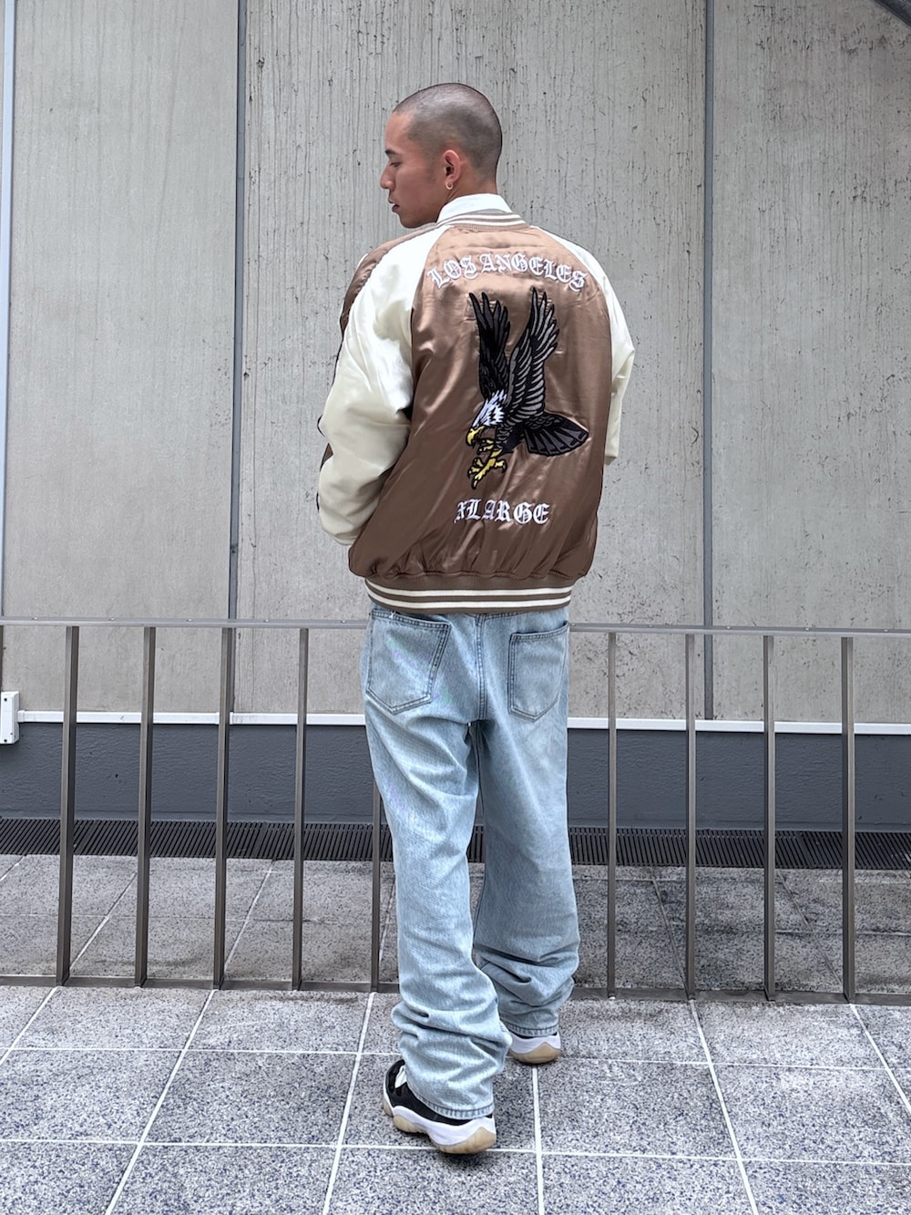 ブラウン系のスカジャン、ホワイト系のシャツ/ブラウス、ブラック系のデニムパンツを着用したメンズの秋コーディネートの3枚目の写真