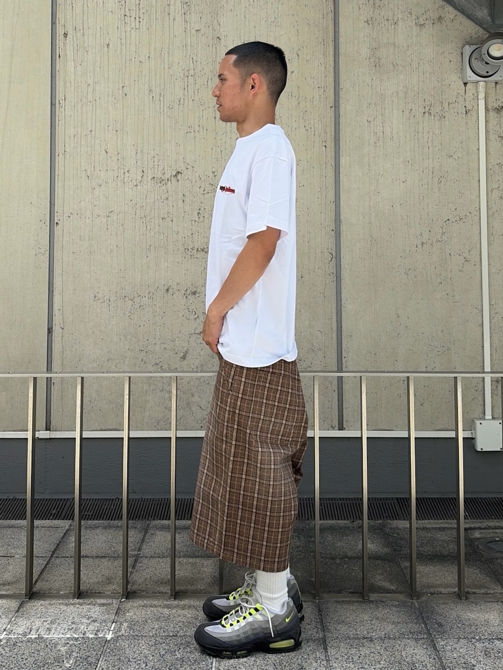 ホワイト系のTシャツ/カットソー、その他のその他パンツを着用したメンズの夏コーディネートの3枚目の写真