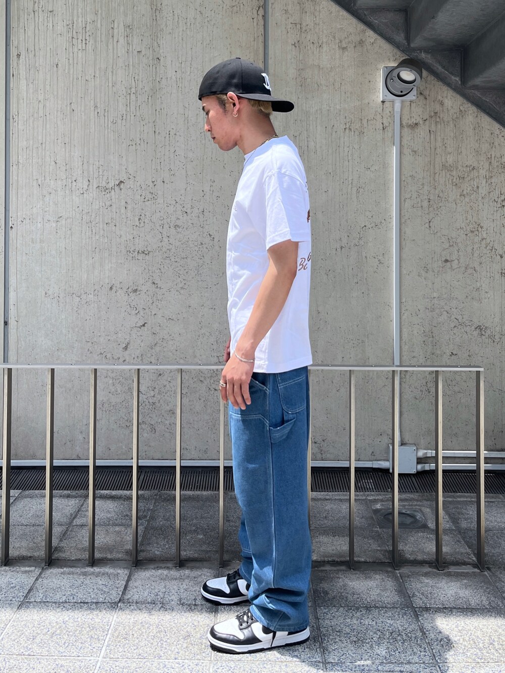 ホワイト系のTシャツ/カットソー、グリーン系のその他パンツ、ブラック系のキャップを着用したメンズの夏コーディネートの2枚目の写真
