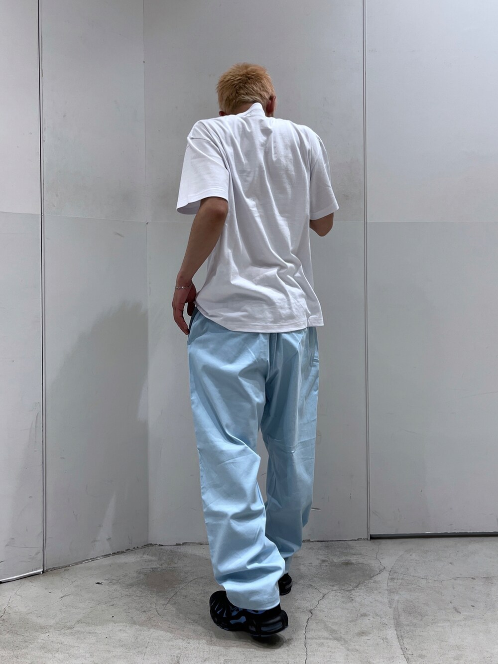 グリーン系のその他パンツ、ホワイト系のTシャツ/カットソーを着用したメンズの夏コーディネートの4枚目の写真