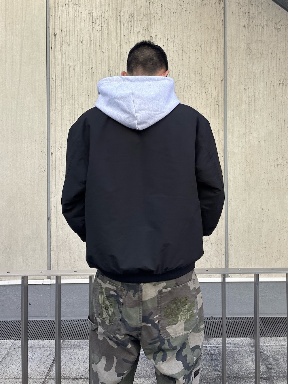 ブラック系のブルゾン、その他のその他パンツ、ブラック系のパーカーを着用したメンズの冬コーディネートの6枚目の写真