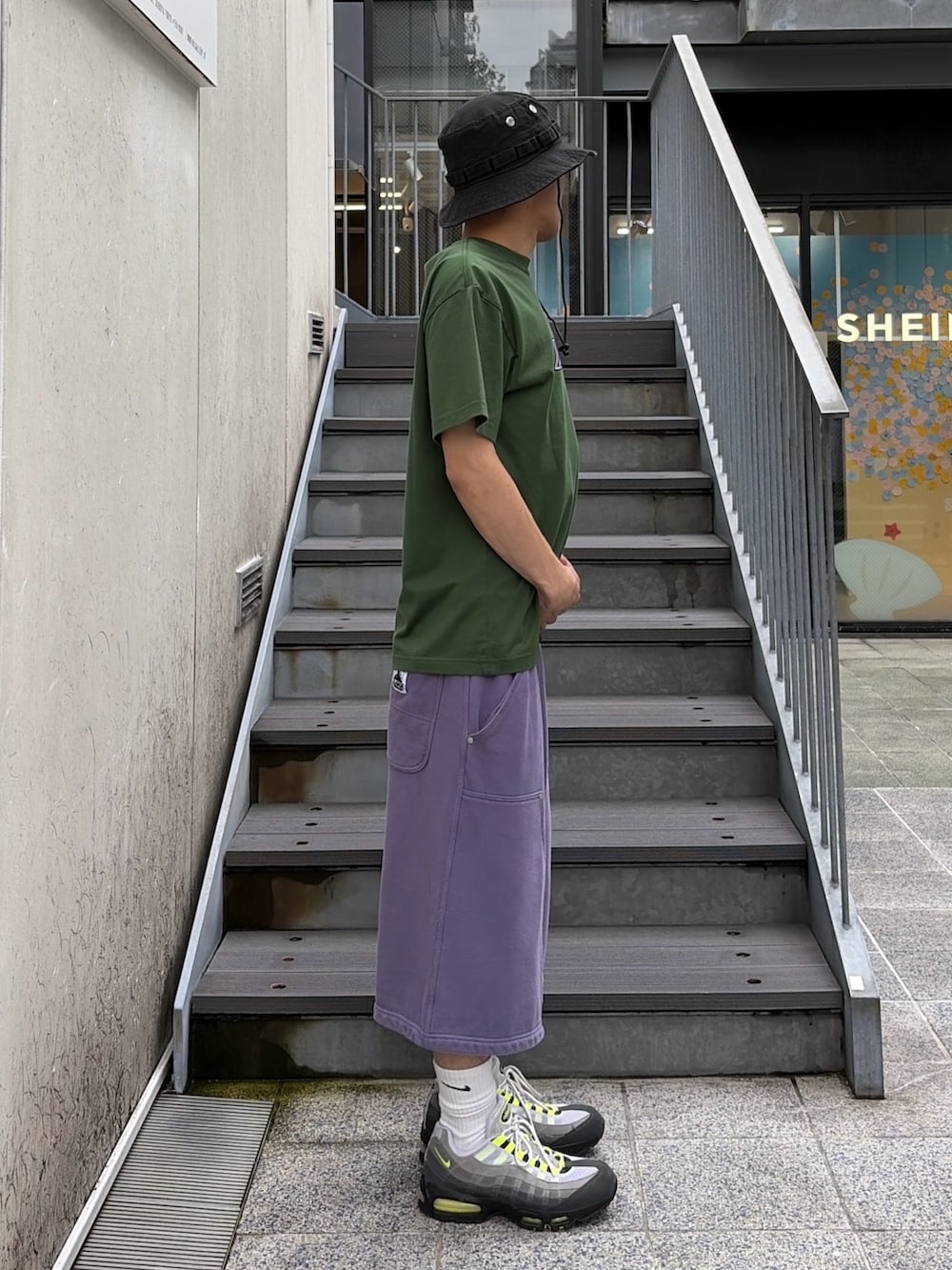 ブラック系のTシャツ/カットソー、グレー系のスウェットパンツ、ブラック系のハットを着用したメンズの夏コーディネートの3枚目の写真