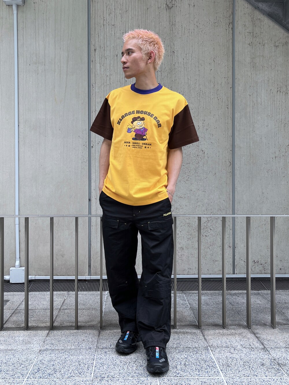 ブラック系のその他パンツ、イエロー系のTシャツ/カットソーを着用したメンズの春コーディネートの2枚目の写真