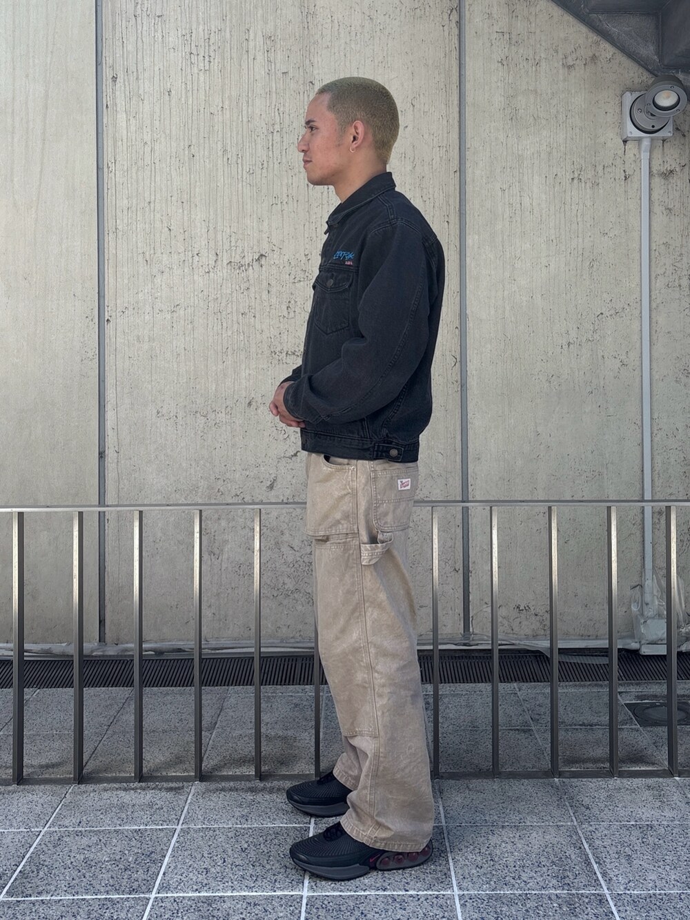 ブラック系のデニムジャケット、ベージュ系のその他パンツを着用したメンズの春コーディネートの2枚目の写真