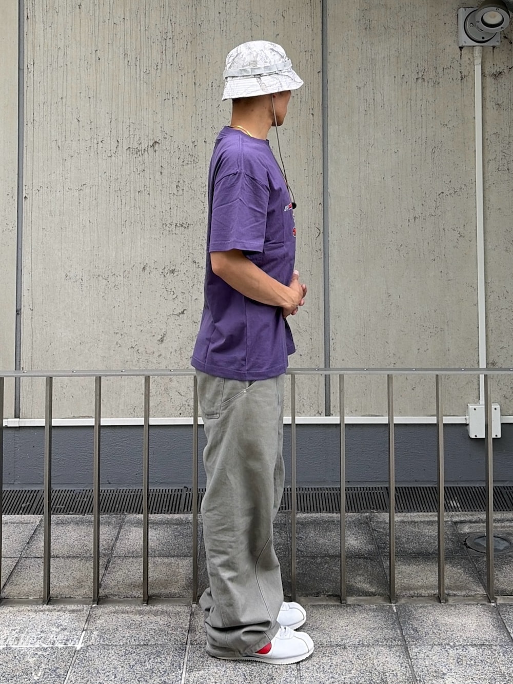 パープル系のTシャツ/カットソー、グレー系のその他パンツ、その他のハットを着用したメンズの夏コーディネートの3枚目の写真