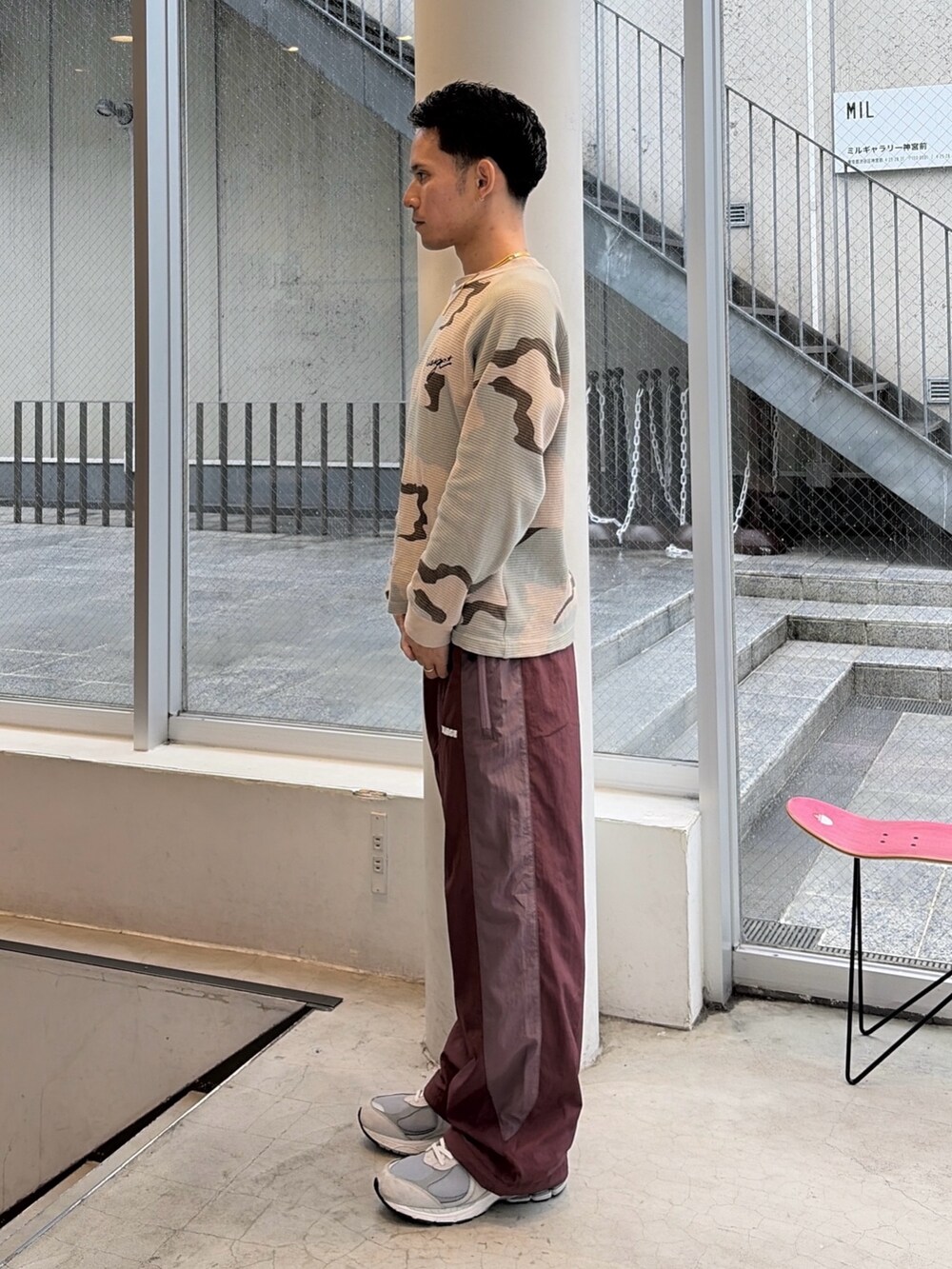 その他のTシャツ/カットソー、レッド系のその他パンツを着用したメンズの秋コーディネートの3枚目の写真