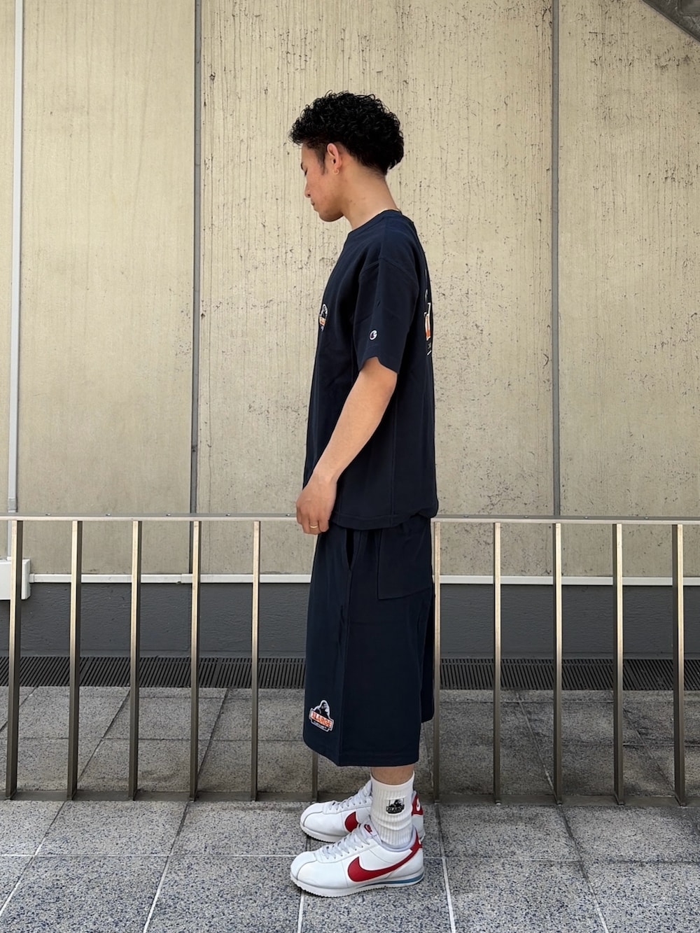 ブルー系のTシャツ/カットソー、ブルー系のスウェットパンツを着用したメンズの春コーディネートの2枚目の写真