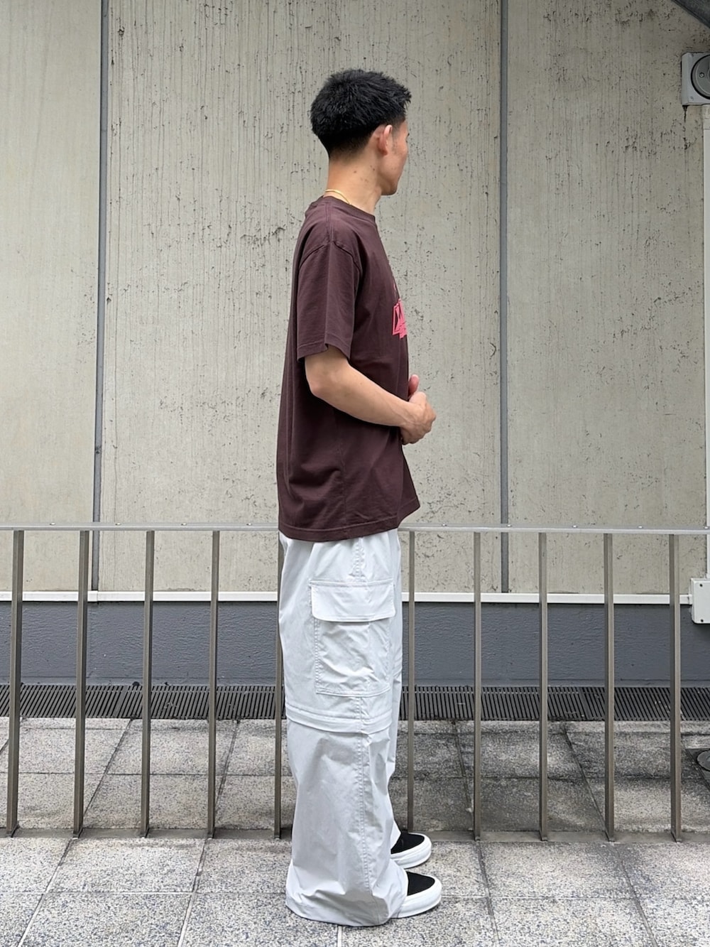 ブラウン系のTシャツ/カットソー、ホワイト系のカーゴパンツを着用したメンズの夏コーディネートの3枚目の写真