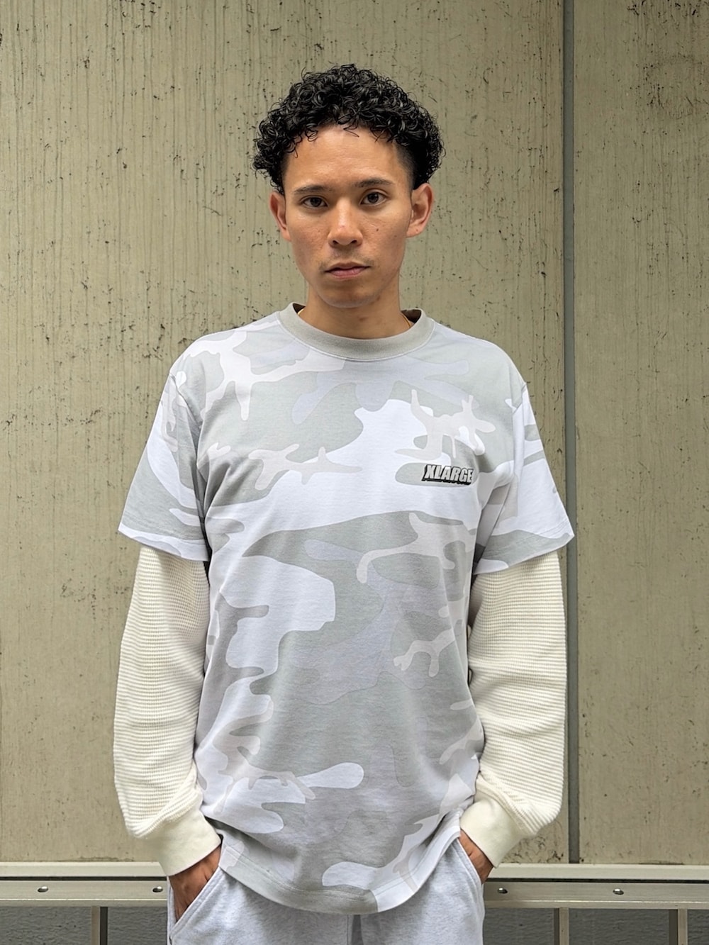 その他のTシャツ/カットソー、ホワイト系のTシャツ/カットソー、グレー系のスウェットパンツを着用したメンズの夏コーディネートの5枚目の写真